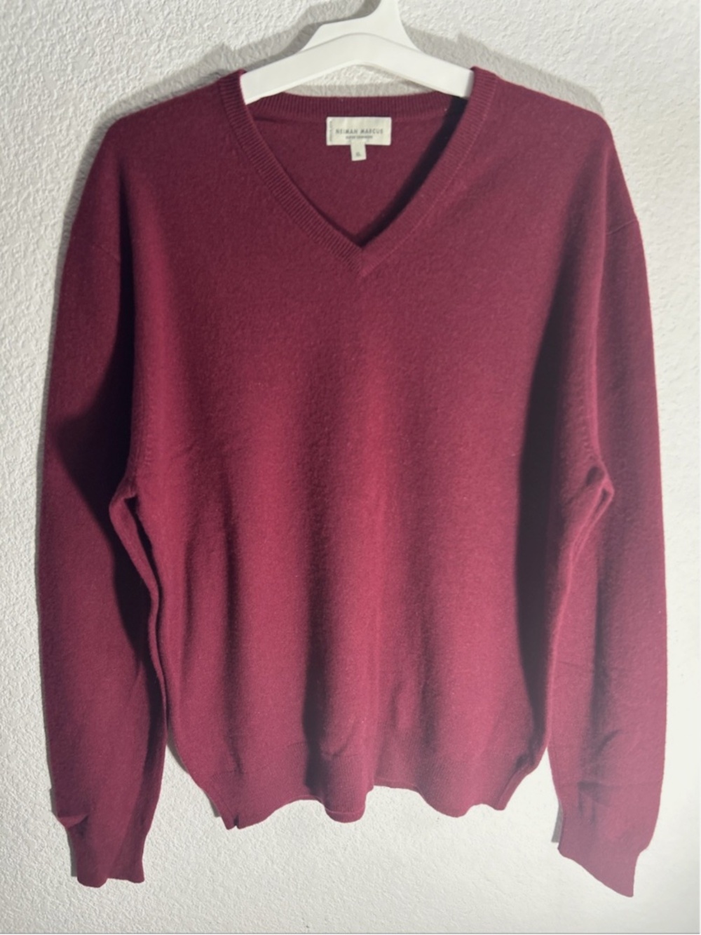 Neiman Marcus Men's XL Cloud Cashmere Sweater V Neck Pullover Soft Academia Red
